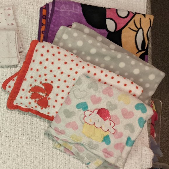 7 Baby Blankets - Picture 3 of 3